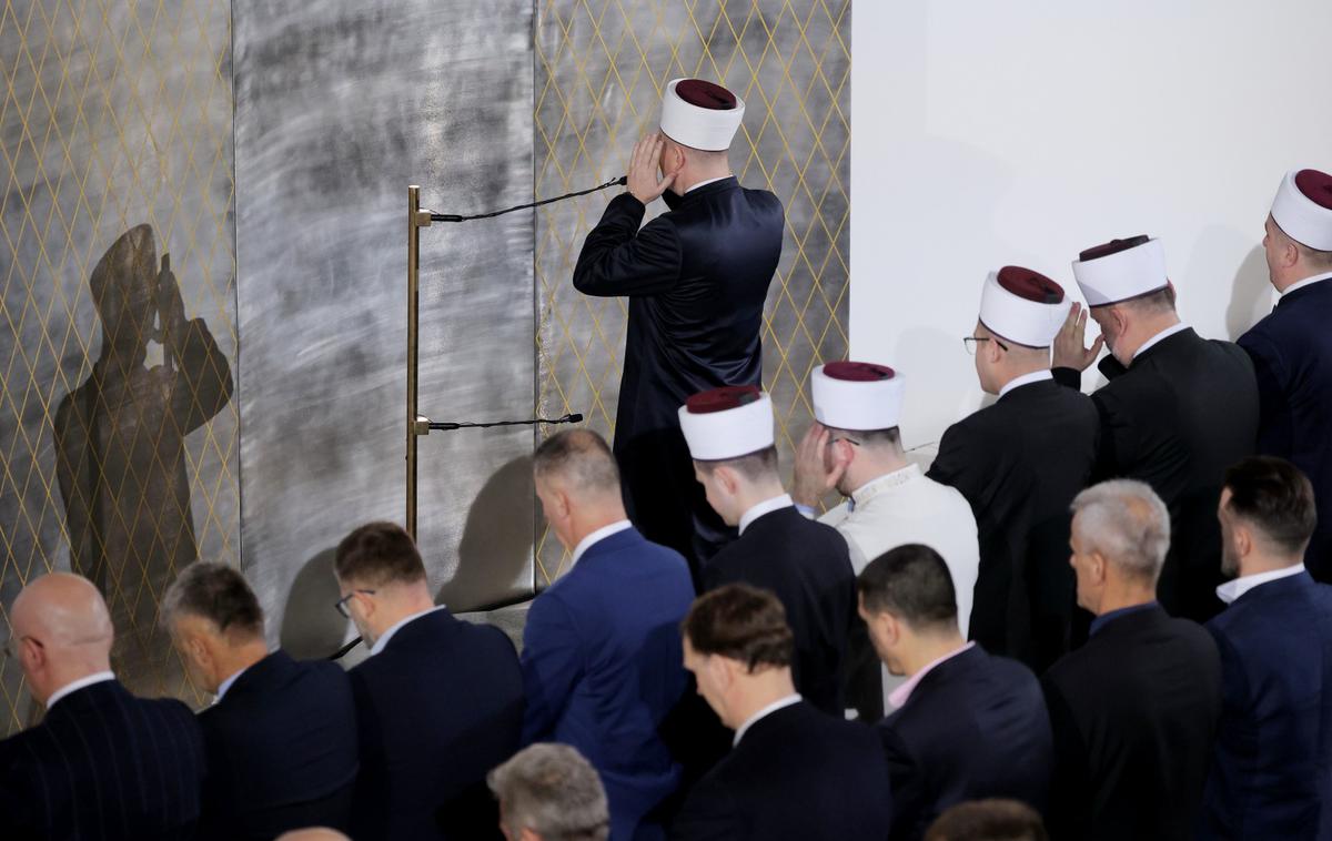 Osrednja bajramska slovesnost v Ljubljani, ki jo je vodil mufti Nevzet Porić. | Bajramsko molitev so pripravili tudi v drugih mestih po Sloveniji, kjer deluje Islamska skupnost v Sloveniji, in sicer v Kranju, Tržiču, na Jesenicah, v Škofji Loki, Postojni, Ajdovščini, Kopru, Kočevju, Trbovljah, Celju, Velenju, Mariboru, Sežani, Novi Gorici, Krškem in Novem mestu. | Foto STA