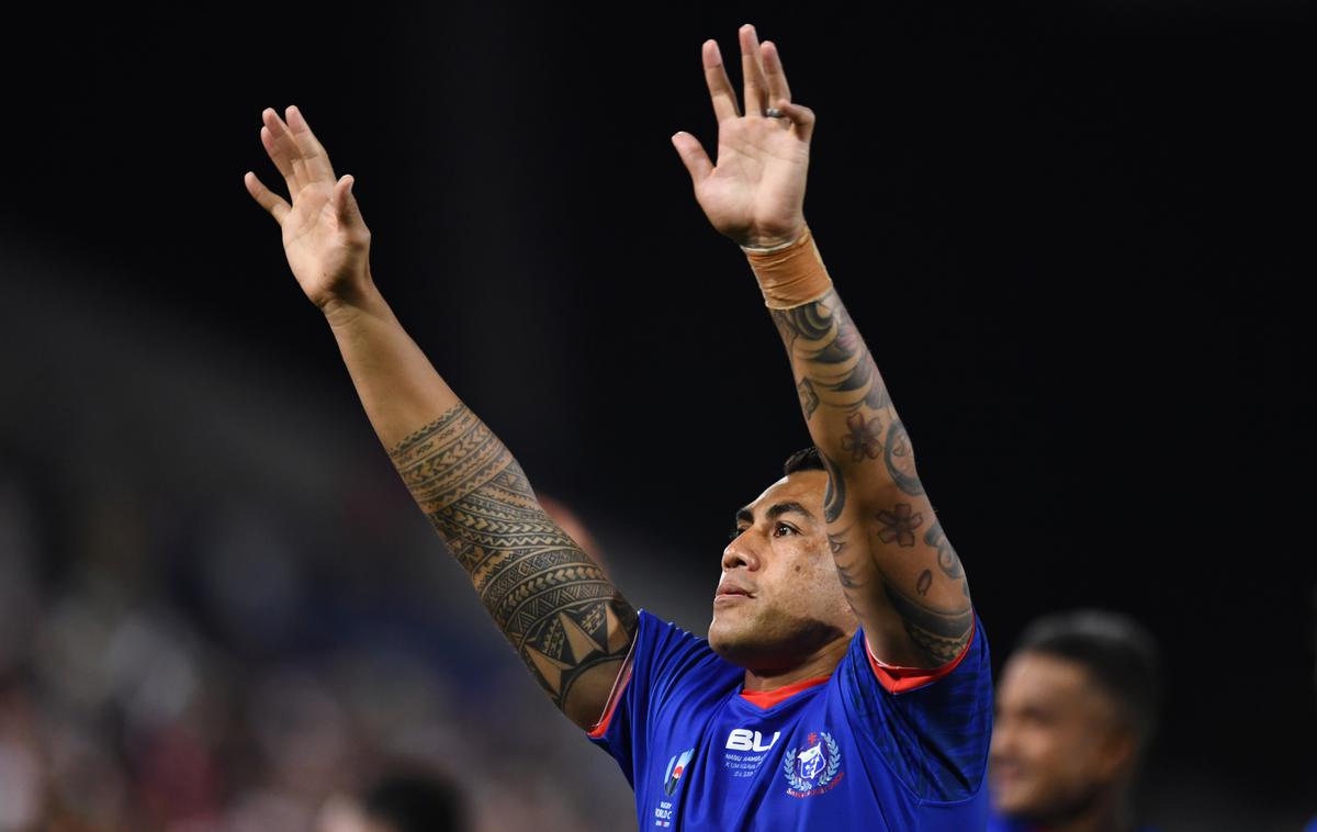 Samoa Ragbi | Reprezentant Samoe Tusi Pisi je tako pozdravil navijače po tekmi z Rusijo. | Foto Reuters