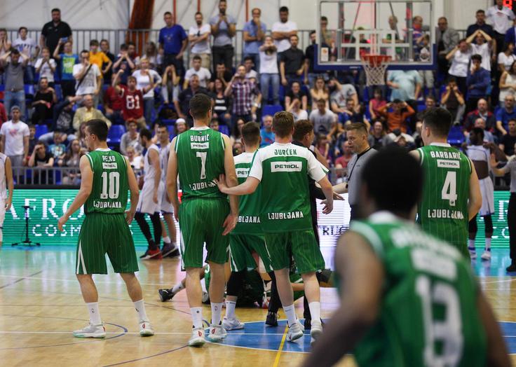 Veliko veselje košarkarjev Olimpije, ki so se v Rogaški Slatini razveselili prve finalne zmage. | Foto: Urban Urbanc/Sportida