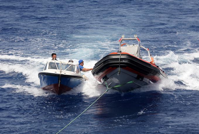 Ena od najodmevnejših akcij identitarcev je bilo lansko lovljenje čolnov z begunci, ki so se iz Libije želeli prebiti do Italije. | Foto: Reuters