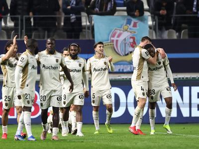 Lens izkoristil spodrsljaj PSG, pomendral Pariz in prevzel vodstvo