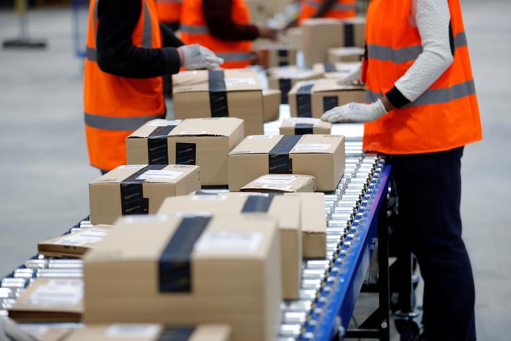 Leta 2015 je ameriškim medijem svojo izkušnjo z delom v Amazonovem skladišču zaupal nekdanji zaposleni. V skladišču naj bi bilo več mesecev tako vroče, da so ljudje omedlevali, redno so jih tudi silili v opravljanje neplačanih nadur, zaradi izčrpanosti so nekateri zaspali kar na delovnem mestu. Amazon si je po njegovih besedah to lahko privoščil, ker so v podjetju vedeli, da v regiji, kjer so imeli skladišče, ni drugega delodajalca. Ljudje so bili prisiljeni sprejemati službe pri Amazonu.  | Foto: Reuters