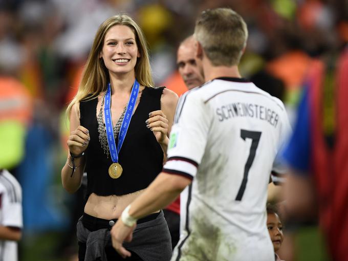Sarah hiti v objem Schweinsteigerju po osvojitvi naslova svetovnih nogometnih prvakov. | Foto: Reuters