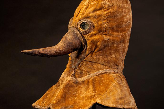 m | Nemški muzej je razmeram primerno objavil masko iz časov kuge. | Foto Deutsches Historisches Museum/Twitter