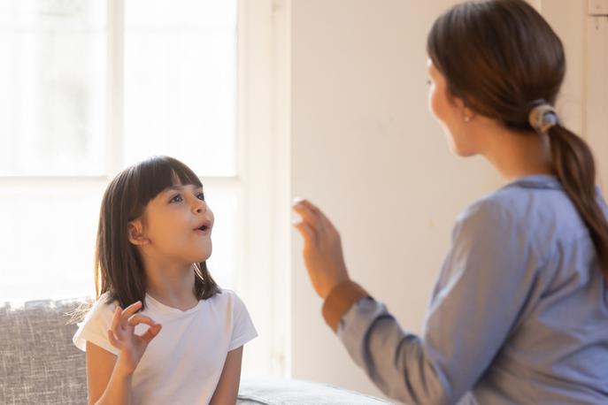 Naslovna otrok govor | Jecljanje je lahko pri otroku zgolj prehodne narave, zato ni treba nemudoma zagnati preplaha. | Foto Getty Images