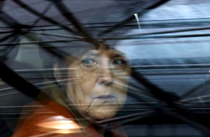 Hitra je pot od slave do zatona. To je lahko na svoji koži leta 2015 izkusila nemška kanclerka Angela Merkel. 13. julija 2015 je s podporo skoraj vse EU v Bruslju v kot stisnila mladega grškega premierja Aleksisa Ciprasa, 4. septembra 2015 pa je s svojo samovoljno in prenagljeno odločitvijo, da odpre nemške meje za migrante in begunce, izgubila sloves številke ena v Evropi. | Foto: Reuters