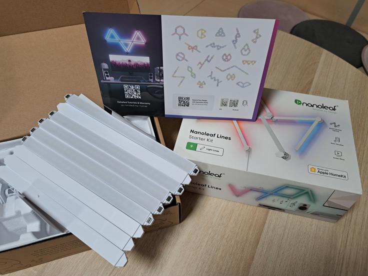 Palčke Nanoleaf Lines so v svojih zavojčkih videti dokaj neizstopajoče, a se nikakor ne smemo pustiti zavesti temu prvemu skromnemu vtisu. V ozadju so nekateri predlogi, kako povezati devet elementov Nanoleaf Lines. | Foto: Gregor Jamnik