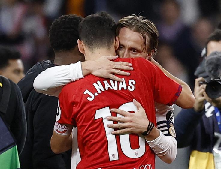 Pozdrav dveh sovrstnikov. Kapetan Reala Luka Modrić še vztraja na zelenicah, 39-letni Španec Jesus Navas pa je nedeljo v Madridu sklenil bogato kariero. | Foto: Reuters