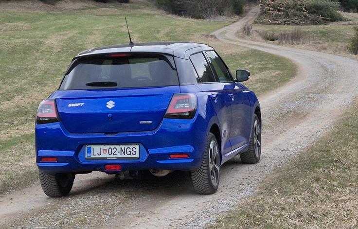 Različica allgrip je dvignjena 14 centimetrov nad podlago, 2,5 več od 2WD.  | Foto: Aleš Črnivec