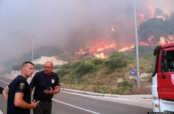 Obsežen požar: ogenj nevarno blizu hiš, v teku je evakuacija #foto