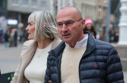 Pri sosedih: žena najbogatejšega ministra se je le pojavila