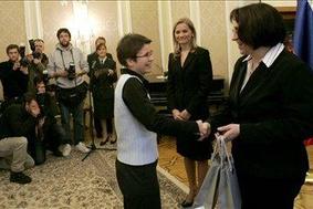 Ministrici Jelušičeva in Kresalova sprejeli svojce padlih v vojni za Slovenijo 