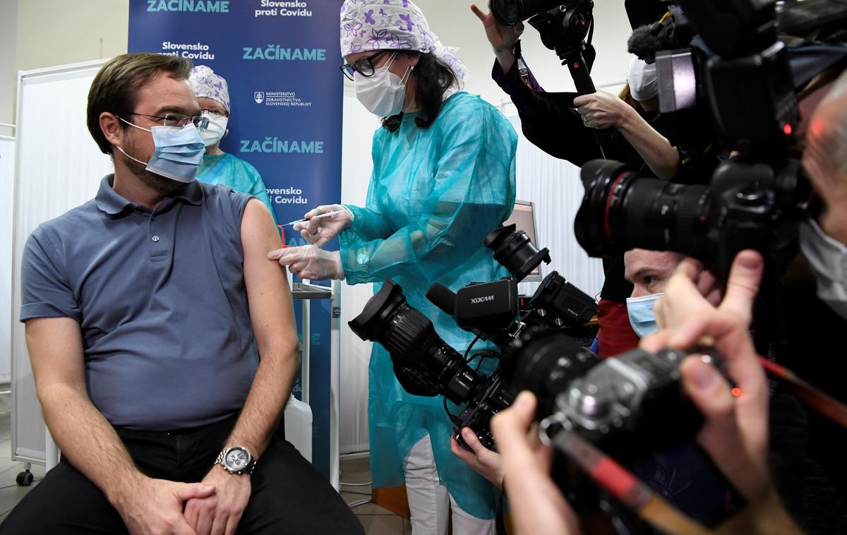 Marek Krajči | Kritiki odstopljenemu ministru Mareku Krajčiku očitajo, da je kot minister izkoristil pandemijo za omejevanje pravice do umetne prekinitve nosečnosti in zamenjal izkušene direktorje bolnišnic s strankarskimi kadri. | Foto Reuters