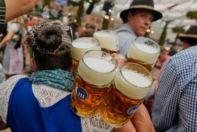 Grožnje in spopad s policijo: Slovenec na Oktoberfestu povzročil incident