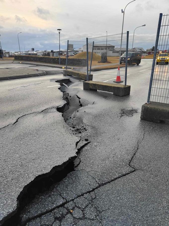 Razpoke v kraju Grindavik so geologe zelo prestrašile, saj so napovedovale skorajšnji izbruh vulkana. | Foto: Reuters