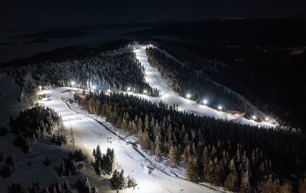 Kope. Smuka. Nočna smuka. | Smučišče Kope se razteza na več kot 12 kilometrih urejenih smučarskih prog s štirimi sedežnicami in štirimi vlečnicami.  | Foto www.kope.si