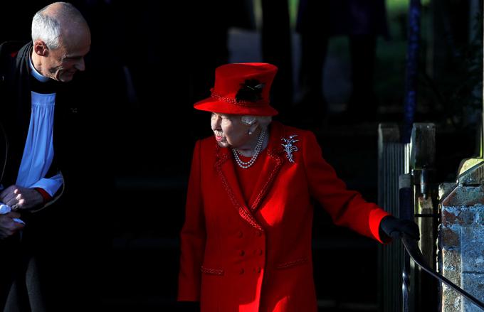 Medtem ko so se britanska kraljica Elizabeta II. in drugi člani britanske kraljeve družine božičnega bogoslužja udeležili ob 11. uri po lokalnem času, se je princ Andrew božične maše udeležil že prej. | Foto: Reuters