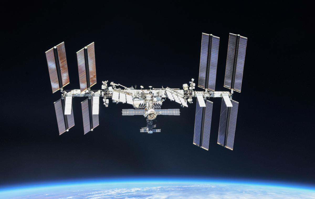 ISS, Mednarodna vesoljska postaja | Pri Roskozmosu so ob tem sporočili, da so že podpisali pogodbe za izdelavo in testiranje raket, načrtujejo pa tudi uporabo umetne inteligence. Skupno namerava Rusija v projekt ROS vložiti približno šest milijard evrov. | Foto Reuters