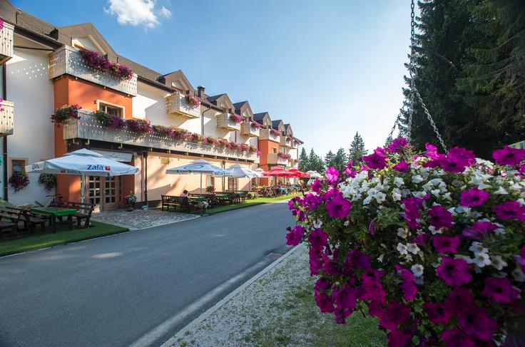 Od skromnih začetkov najema manjšega planinskega doma je s skrbnostjo in vztrajnostjo zrastel hotel, ki danes ponuja prav posebno doživetje. Vir: RIC Slov. Bistrica,  foto: Nino Verdnik | Foto: 