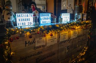 Kuhano vino štiri, kranjska klobasa 12 evrov: "Ponudba je luštna, vendar predraga" #video #foto