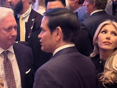 Veleposlanik Iztok Mirošič na svetovni premieri filma Melania v Washingtonu