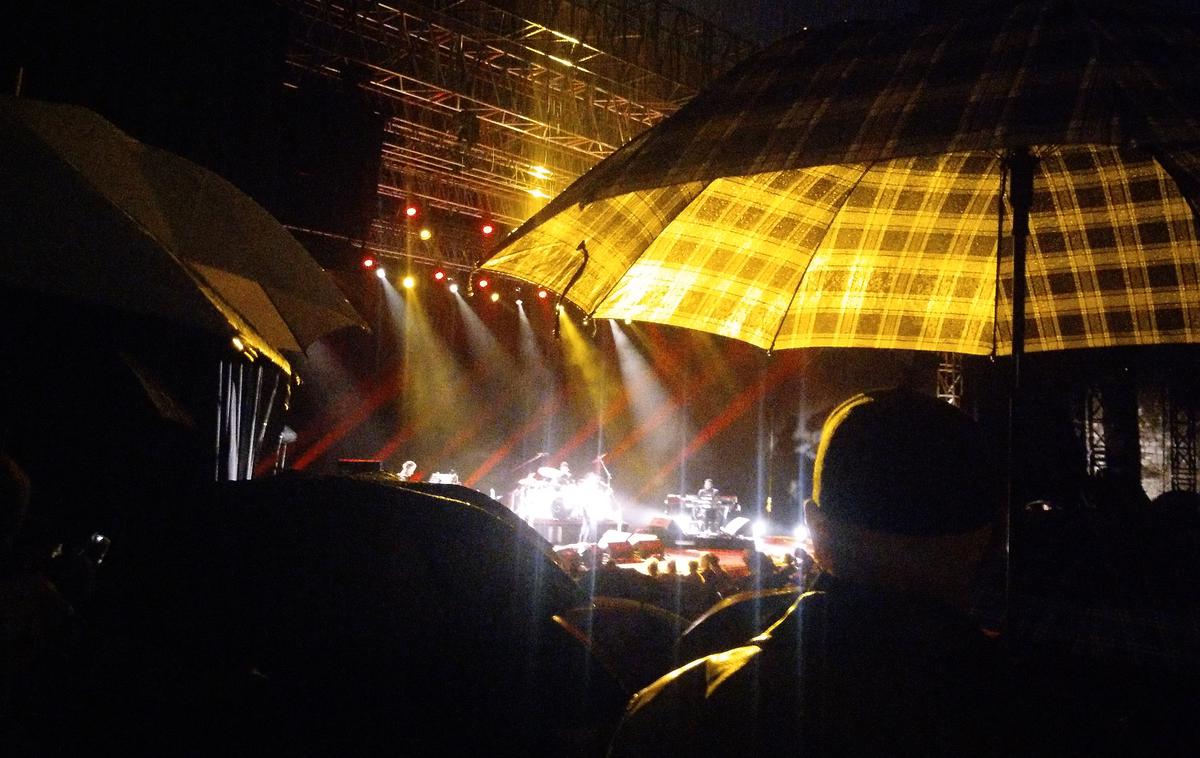 k | Danes zvečer je spet napovedan dež in koncert seveda ni prestavljen. | Foto Miha Mazzini