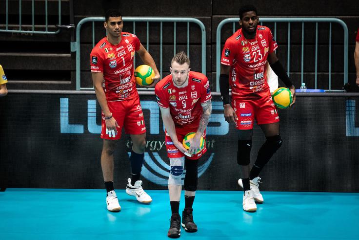 Zvezdnik Ivan Zajcev na ogrevanju, a pozneje ni zaigral. | Foto: Blaž Weindorfer/Sportida