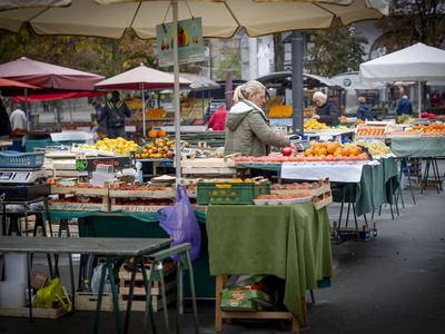 Drzna tatvina na ljubljanski tržnici: tat poškropil oškodovanca s solzivcem
