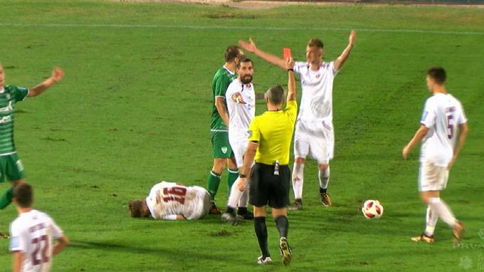 Hrvat Dario Tomić si je zaradi grobega prekrška na začetku drugega polčasa prislužil rdeč karton. | Foto: Planet TV