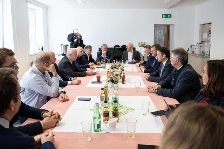 Dodatne težave bo po mnenju ministra povzročilo tudi postopno zmanjševanje števila otrok v vrtčevskih skupinah s 25 na 20 do leta 2028, kot to zahteva omenjena novela. | Foto: STA/Katja Kodba
