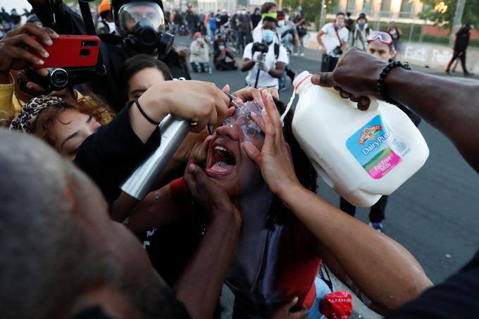 Policija je nad protestnike sprožila solzivec. | Foto: Reuters