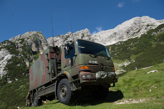 Naš najvišji cestni gorski prelaz Vršič, ki leži na višini dobrih 1.600 metrov nad morjem med Prisankom in Mojstrovkami v osrčju Triglavskega narodnega parka, je kot v času prve svetovne vojne znova postal strateška vojaška točka. Zaradi zagotavljanja varnosti med obiskom predsednika Putina pri ruski kapelici je Slovenska vojska na Vršič poslala enoto 15. polka vojaškega letalstva, ki je tam postavila mobilni radar kratkega dosega. | Foto: Klemen Korenjak