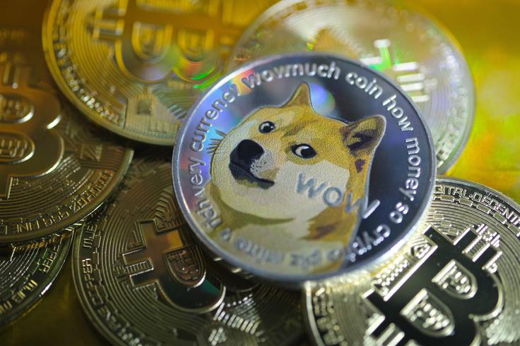 Kdor je lani vložil v bitcoin, ima danes ogromno razlogov za zadovoljstvo. Ta spočetka šaljiva kriptovaluta je ta teden postala deseta najvrednejša na trgu (po tržni kapitalizaciji). Ogromno razlogov za to je imel tudi milijarder Elon Musk, ki je v zadnjih mesecih svoje sledilce na družbenem omrežju Twitter posredno pozival, naj jo kupijo, in s tem napihoval njeno ceno.  | Foto: AP / Guliverimage