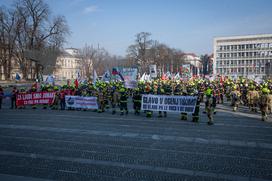 Protestni shod poklicnih gasilcev pred poslopjem vlade. gasilci