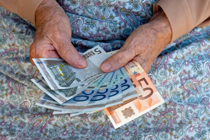 drži denar | Upokojenci bodo danes na svoje račune prejeli pokojnine za februar, ki pa bodo 3,2 odstotka višje. | Foto Getty Images