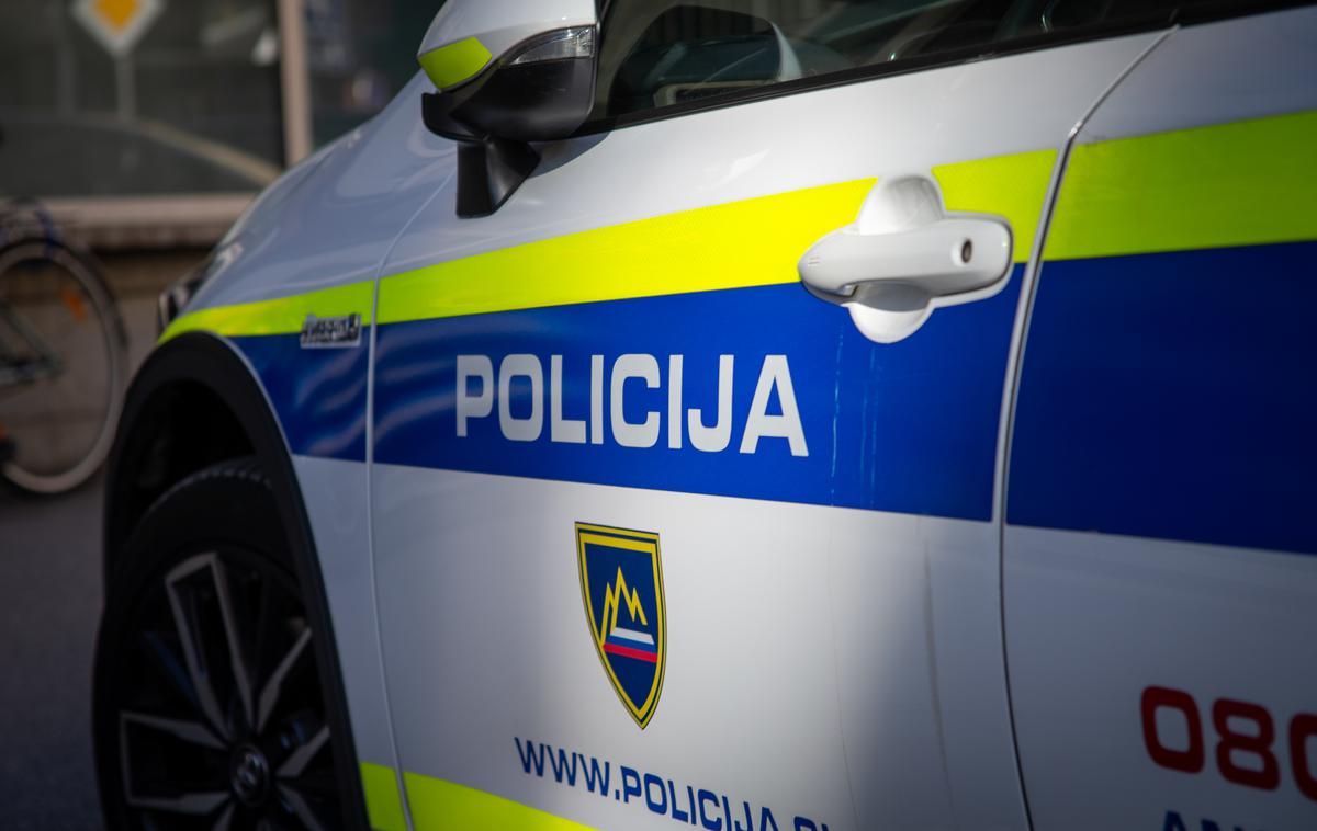 Slovenska policija | Kriminalista sta moškega takoj po prijetju predala v zdravstveno oskrbo službi nujne medicinske pomoči. | Foto Mija Debevec Doničar