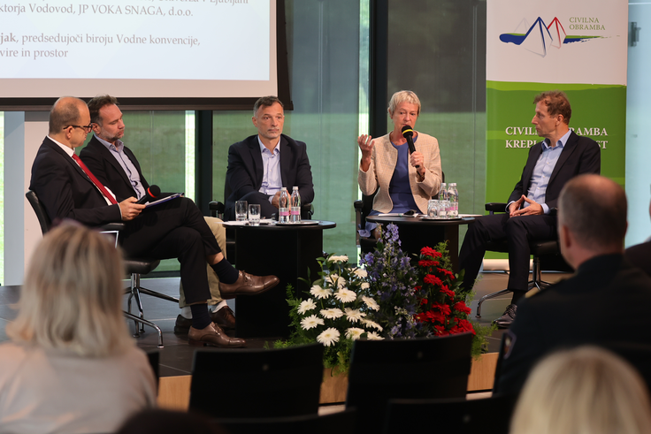 Prva okrogla miza je bila namenjena vodi kot našemu neprecenljivemu viru. Na njej so razpravljali o izzivih zaščite in upravljanja vod v času kriz. | Foto: Bruno Toič