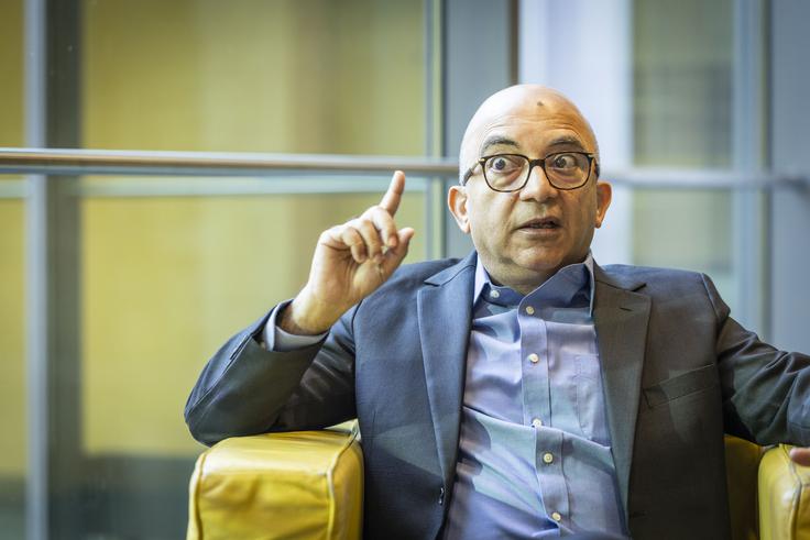 Peshawaria: "To je tisto ključno: kakšno boljšo prihodnost lahko ustvarim skozi svoje podjetje? Ali rešujem okoljski problem? Ali rešujem družbene težave? Eno ali drugo – v vsakem primeru se mora vsak voditelj vprašati, kakšno boljšo prihodnost ustvarja. Zakaj sploh obstaja moje podjetje? Da, želim ustvariti dobiček, a kaj je višji namen – katero človeško težavo bomo reševali, ko bomo ustvarjali svoj dobiček? To je vprašanje številka ena." | Foto: Bojan Puhek