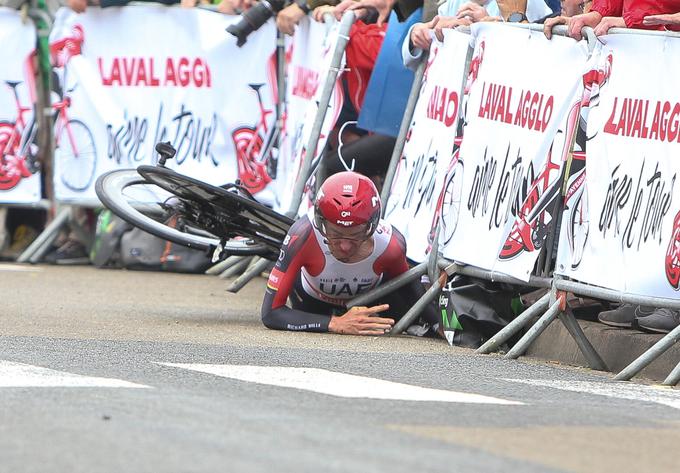 Padcev na letošnjem Touru ne manjka, tudi Pogačarjev moštveni kolega Brandom McNulty je okusil trdoto asfalta na kronometru v peti etapi.  | Foto: Guliverimage/Vladimir Fedorenko