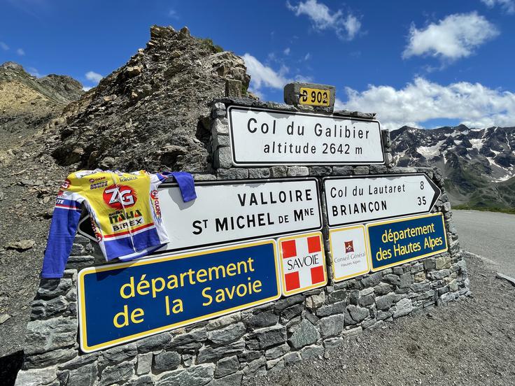 Pavšič je Bončev kolesarski dres iz leta 1995, ki bi ga moral nositi na Touru, odnesel na vrh prelaza Co du Galibier (2.642 m), ki velja za eno najbolj kultnih točk v svetu kolesarstva.  | Foto: Gregor Pavšič