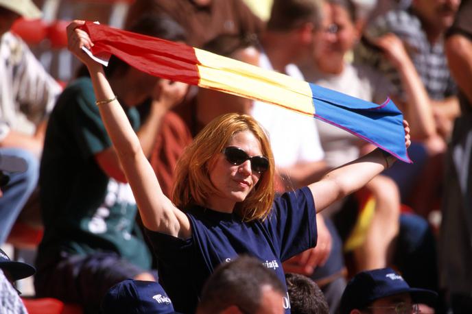 Romunka | Romuni so prepričani, da so neposredni potomci romaniziranih Dačanov in da že tisočletja nepretrgoma živijo na območju današnje Romunije. Znanost ugotavlja ravno nasprotno: romunska etnogeneza se je v resnici zgodila v osrčju Balkana južno od Donave, šele stoletja pozneje – po letu 1000 ali morda celo pozneje – so Romuni oziroma Vlahi, kot so jim rekli Slovani, poselili območje današnje Romunije. Na simbolični fotografiji vidimo Romunko, ki navija za romunsko nogometno reprezentanco. | Foto Guliverimage