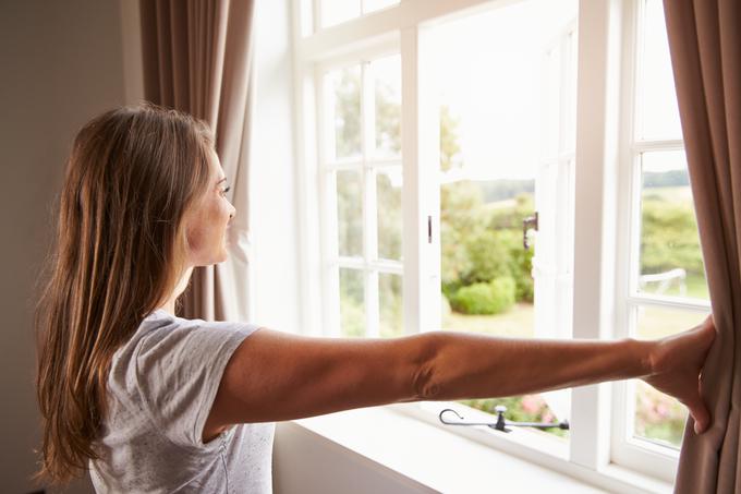 Zračenje zgolj z odpiranjem oken lahko povzroči prevelike stroške energije, pozimi predvsem zaradi toplotnih izgub. Poleg tega pa predstavlja velik izziv pri uravnavanju vlažnosti.  | Foto: Shutterstock