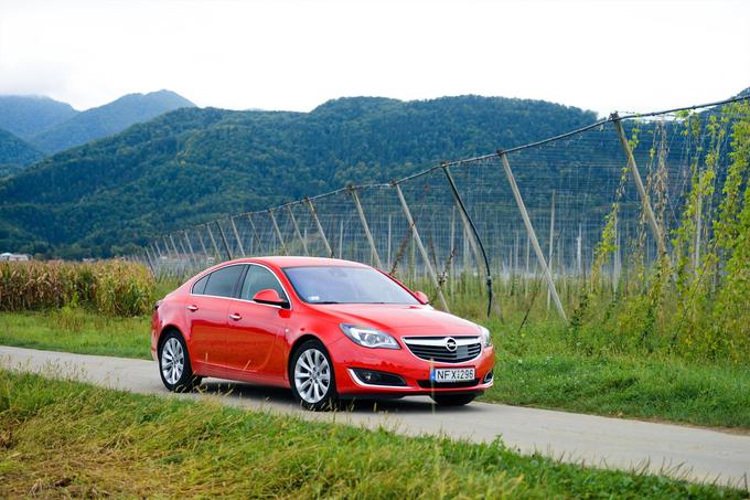 Insignia je v sedmem letu obstoja, skoraj dve leti po krepki osvežitvi, ki je popolnoma predrugačila uporabniško izkušnjo v kabini, ponudila popolnoma nov dizelski motor. Ne le tehnično osvežen, ampak popolnoma nov. S starim dvolitrskim dizlom ga druži le okoli pet odstotkov sestavnih delov – tako trdi Opel.  | Foto: 