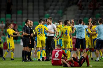 Zgodovinski prizor: Slovenci si hitijo v objem, šokirani Nemci popadali na tla