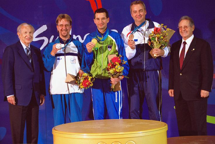 Rajmond Debevec je za olimpijsko zlato premagal Finca Juho Hirva in Norbvežana Haralda Stenvbaaga, odličje pa mu je podelil sam predsednik Mednarodnega olimpijskega komiteja Juan Antonio Samaranch (levo). | Foto: Reuters