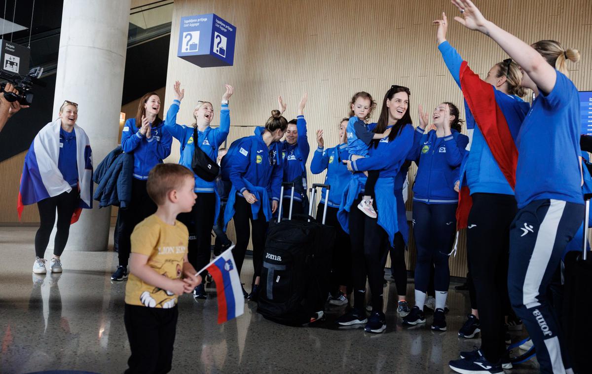 slovenska ženska rokometna reprezentanca sprejem | Slovenke ob vrnitvi s kvalifikacijskega turnirja za OI. | Foto Nebojša Tejić/STA