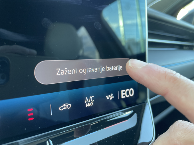 Voznik lahko tudi ročno sproži ogrevanje baterije. Kadar avtomobil ni priklopljen na zunanji vir, se bo posledično povečala poraba avtomobila. | Foto: Gregor Pavšič