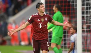 Bayern ponižal Hertho, Lewandowski podira mejnike, poraz Kamplovih