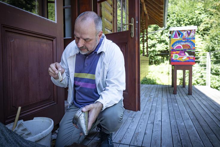Po besedah Trušnovca urbano čebelarjenje ni dejavnost za začetnike. "Morda zveni nekoliko protislovno, saj sem bil tudi sam nekoč začetnik, a danes menim, da je urbano čebelarjenje zaradi velike gostote panjev logistično in strokovno precej zahtevno," poudarja.  | Foto: Ana Kovač
