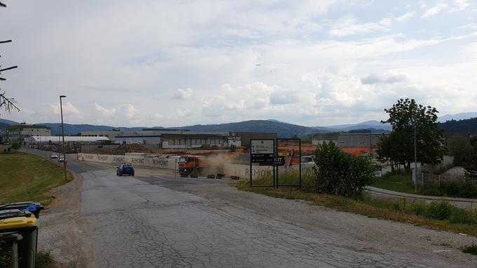Nadvoz uporabljajo številna podjetja, ki se nahajajo v industrijskih conah ob Taborski cesti in v obrtni coni pod Slivniškim hribom. | Foto: Metka Prezelj